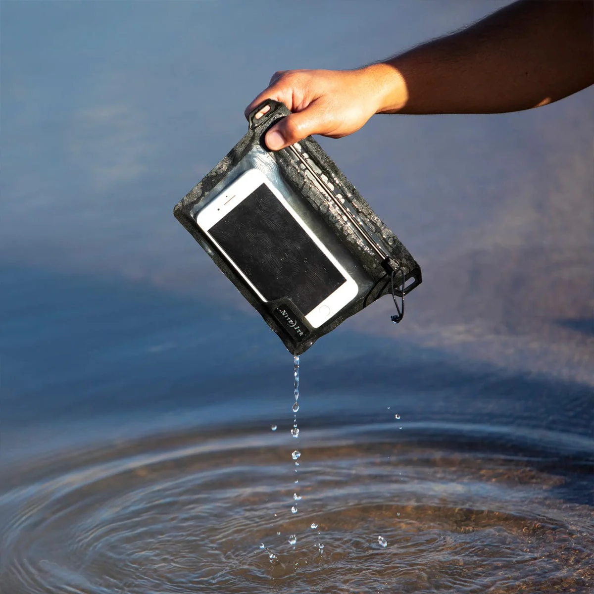 Nite Ize RunOff Waterproof Pocket - Image 6